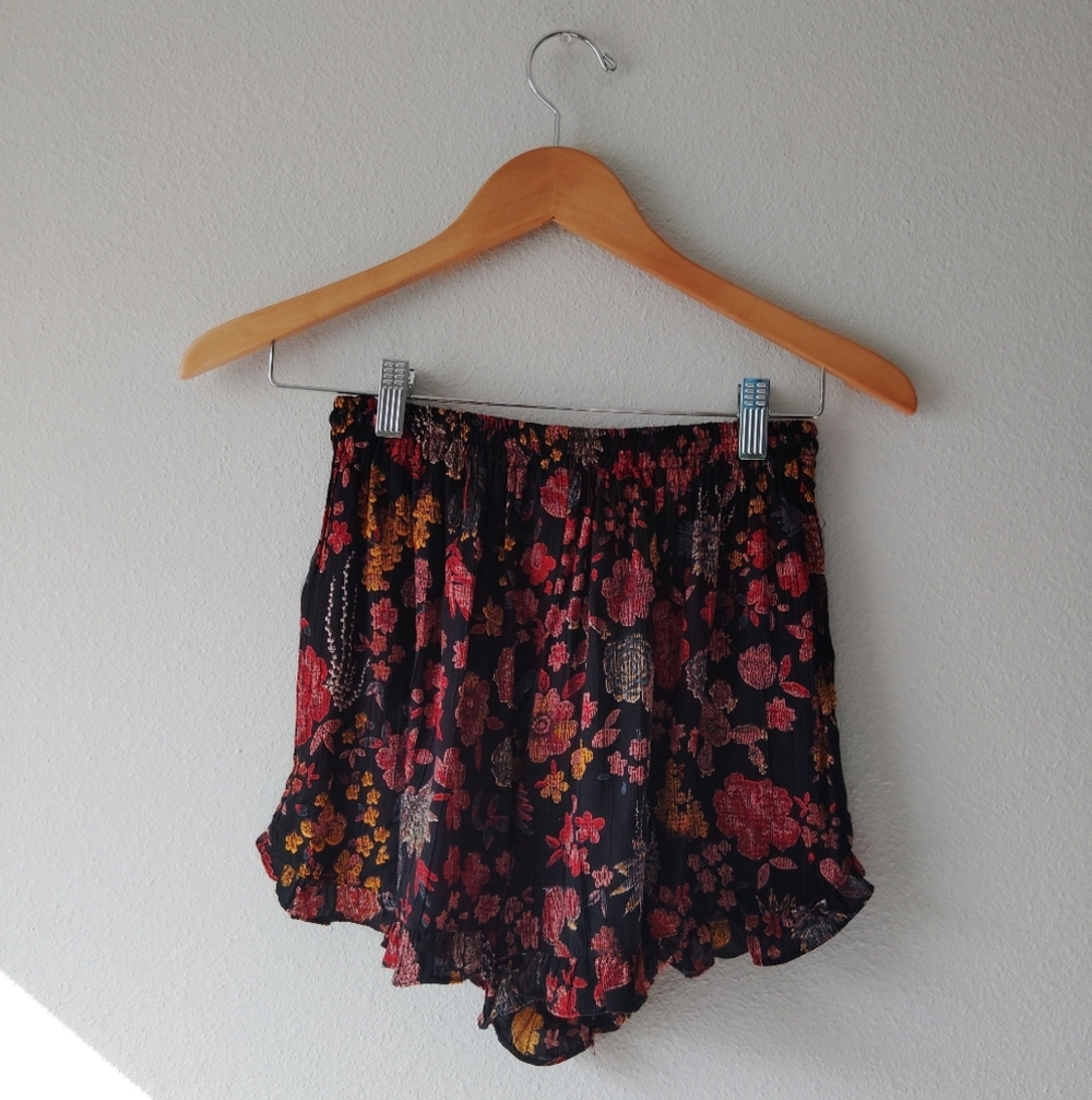 Angie Floral Ruffle Shorts - Picture 2 of 5